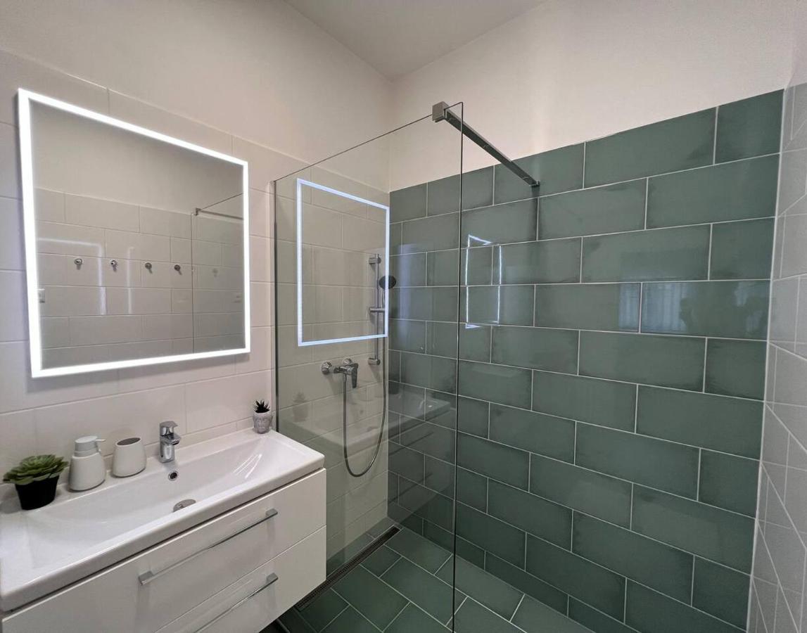 96M2 Of Comfort And Style: 4Bd Apartment In Old Town Bratislava Bagian luar foto